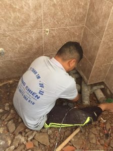 Thợ sửa đường ống nước âm tường cho nhà vệ sinh