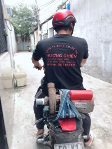 Hương Chiến mang máy bơm của khách về tiệm sửa